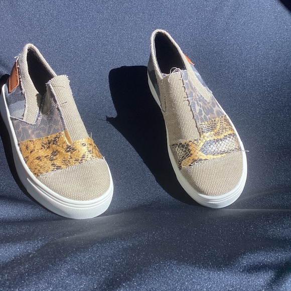 Sassy snake skin prints boat shoes worn only one hour size 6 - Picture 1 of 4